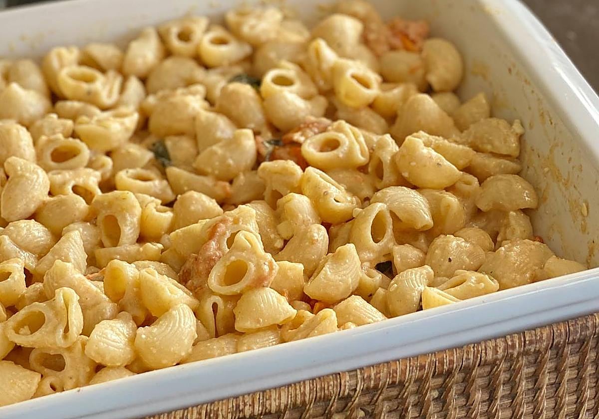 Pasta con cherrys, queso y albahaca