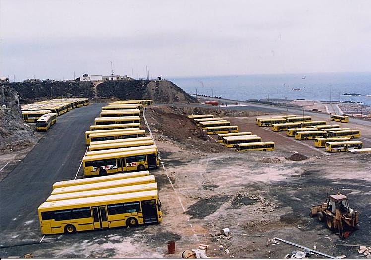 Guaguas dispuestas en el solar de La Esfinge.