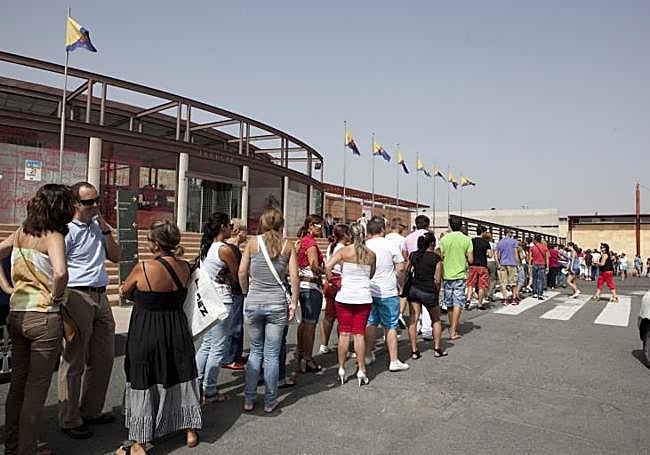 Visitantes de una de las ferias de Infecar haciendo cola para entrar al recinto ferial.