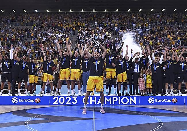 Stevic levanta el trofeo de campeón.