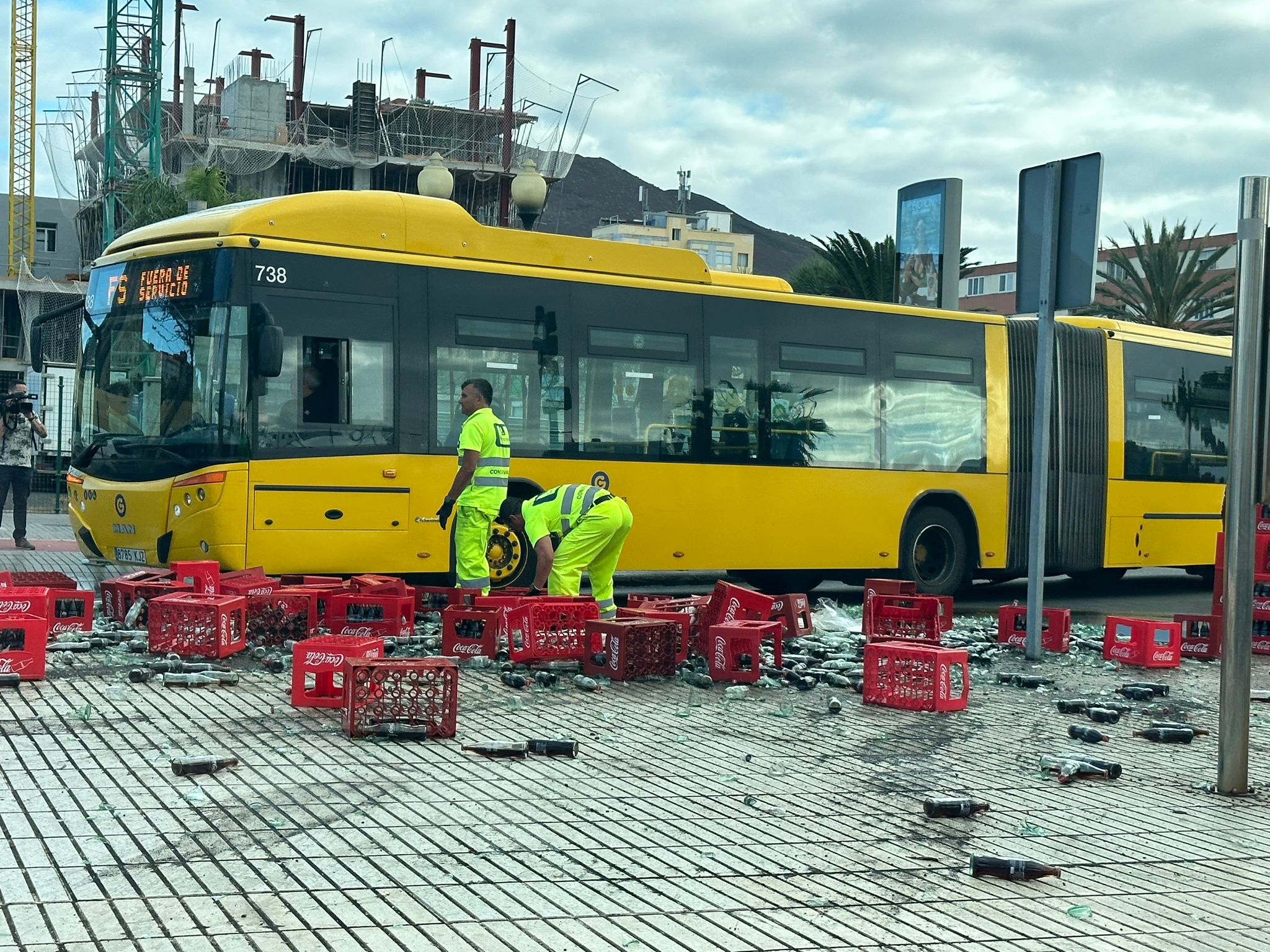 Cae la mercancía de un camión en Belén María