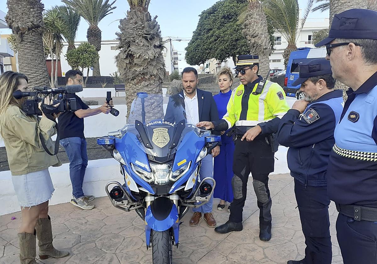 Yonathan de León, conociendo detalles de la flota policial, con un agente explicando.