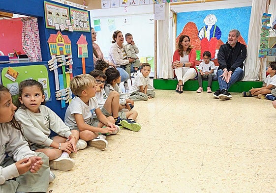 Los presidentes Fernando Clavijo y Lola García, con las alumnas y los alumnos de la clase de Infantil del CEIP Millares Carló, en Puerto del Rosario.