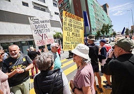 Imagen de la protesta vecinal que se celebró este jueves en la calle Juan Rejón.