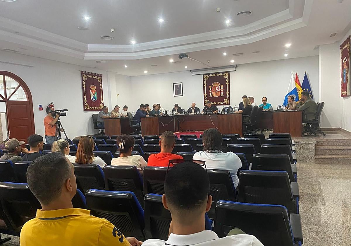 Un momento de la sesión, que fue presidida por el primer teniente de alcalde, Mencey Navarro, ante la ausencia de la alcaldesa, Onalia Bueno.