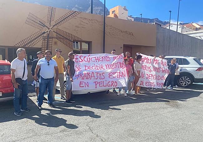 El empresario y una quincena de sus empleados protestó a la salida del pleno de Mogán.