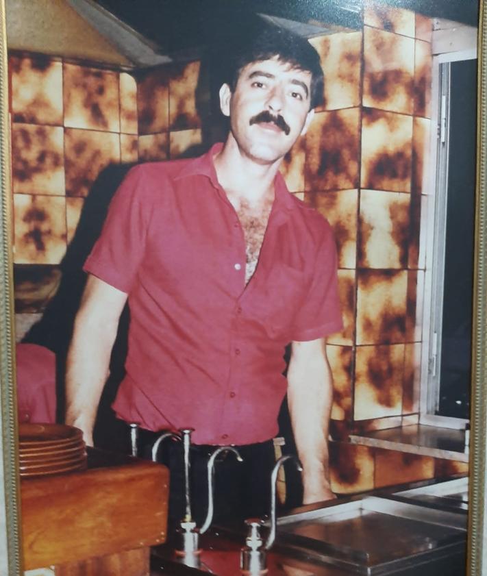 Imagen secundaria 2 - Diferentes imágenes históricas de Tony's. Entre ellas, el fundador con su hija y actual propietaria.