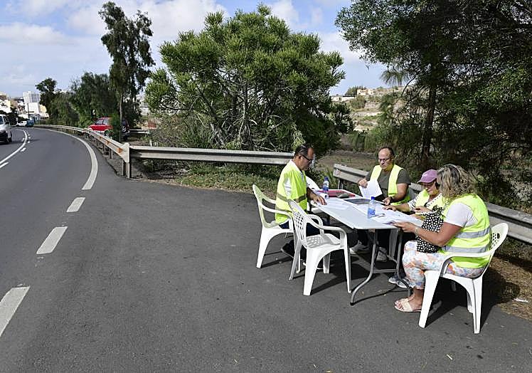 Los vecinos se reunieron en un apartadero de la carretera.