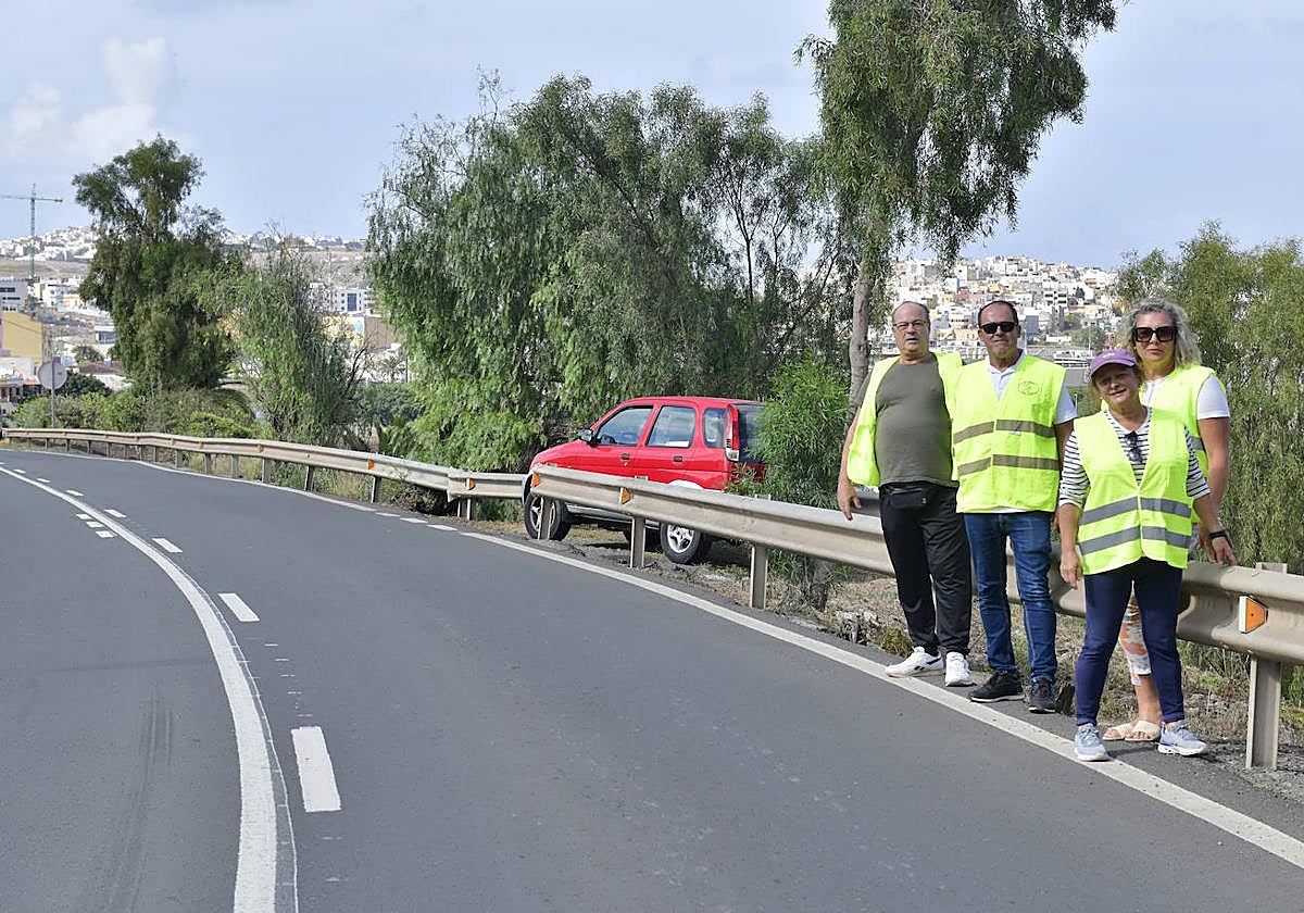 Imagen del lugar por el que transitan a diario los vecinos, sin aceras ni arcén.