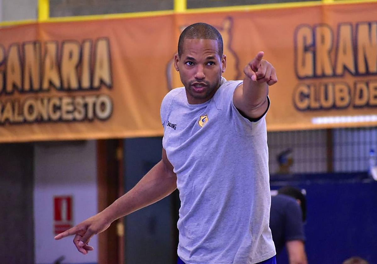 Eulis Báez da indicaciones en un entrenamiento con el filial.