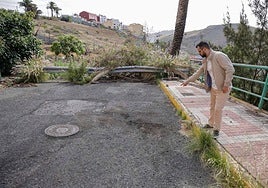 El presidente de la comunidad de vecinos señala el lugar en el que se encuentra la fosa del edificio.