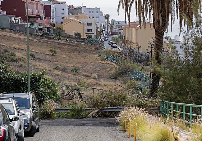 Los vecinos piden una vía de conexión con la calle Timagada, al fondo.