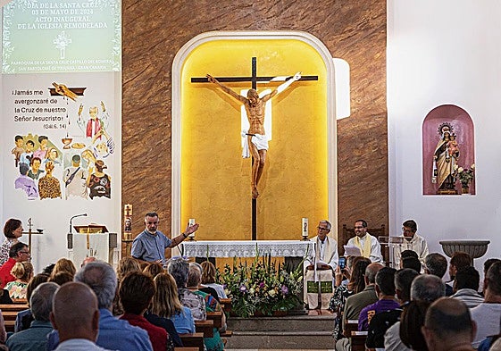 El autor del mural. Pepucho, explicó su obra durante la presentación.