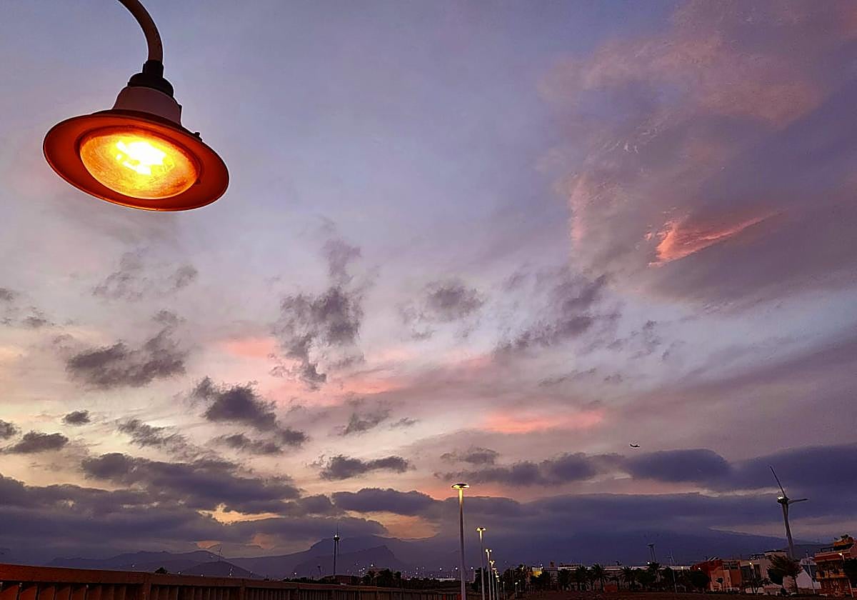 Los tonos rosas y morados tiñen el cielo en el atardecer grancanario.