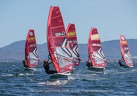 En plena faena sobre el mar.