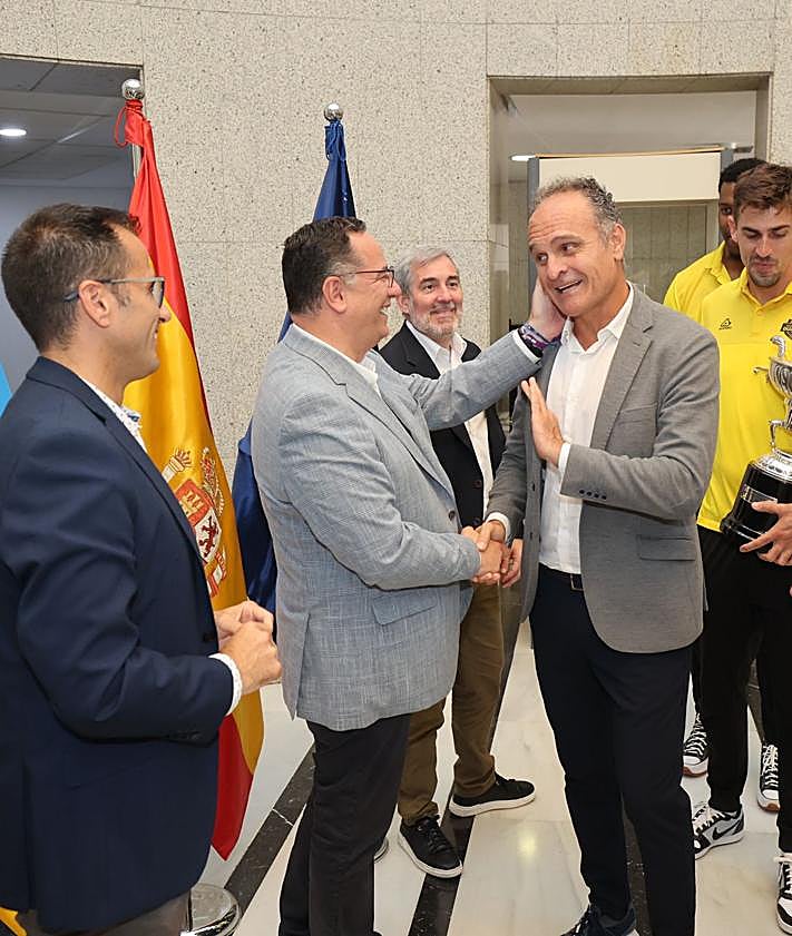 Imagen secundaria 2 - Tributo institucional para el Guaguas tras su nuevo entorchado liguero