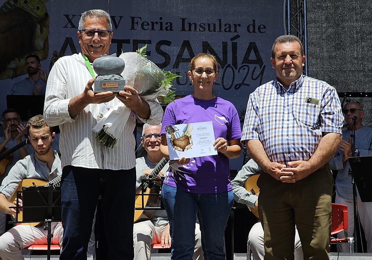 Manuel Benítez, con su premio, Neri Brito, presidenta de Mafasca, y el alcalde Matías Peña.