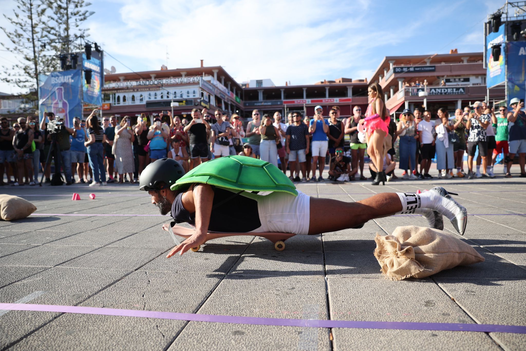 La carrera de tacones de Maspalomas Pride, en imágenes