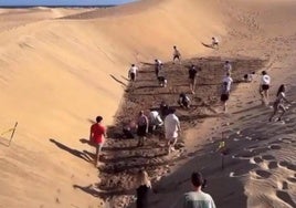 Imagen de una acción promocional en redes que desató la polémica sobre el entorno de las Dunas de Maspalomas.