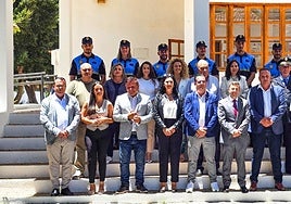 El alcalde Alejandro Jorge y el resto de concejales, con los nuevos agentes.