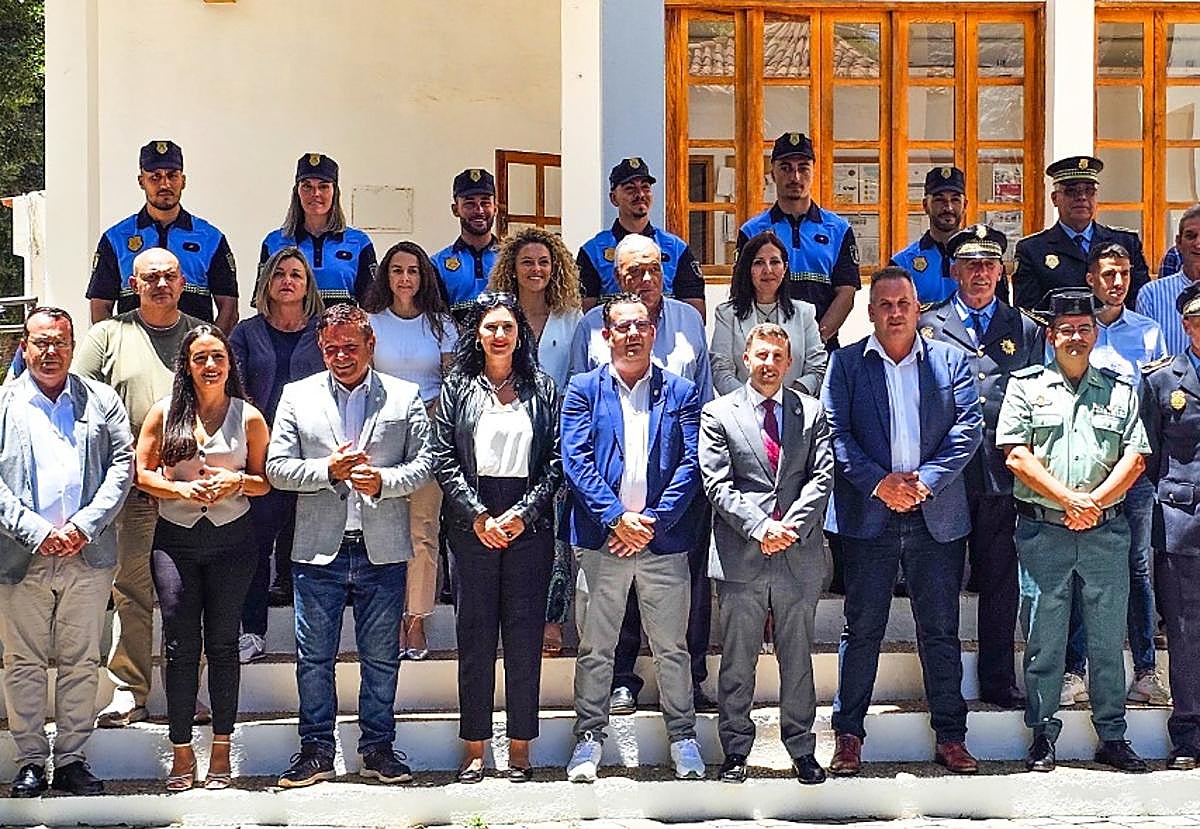 El alcalde Alejandro Jorge y el resto de concejales, con los nuevos agentes.