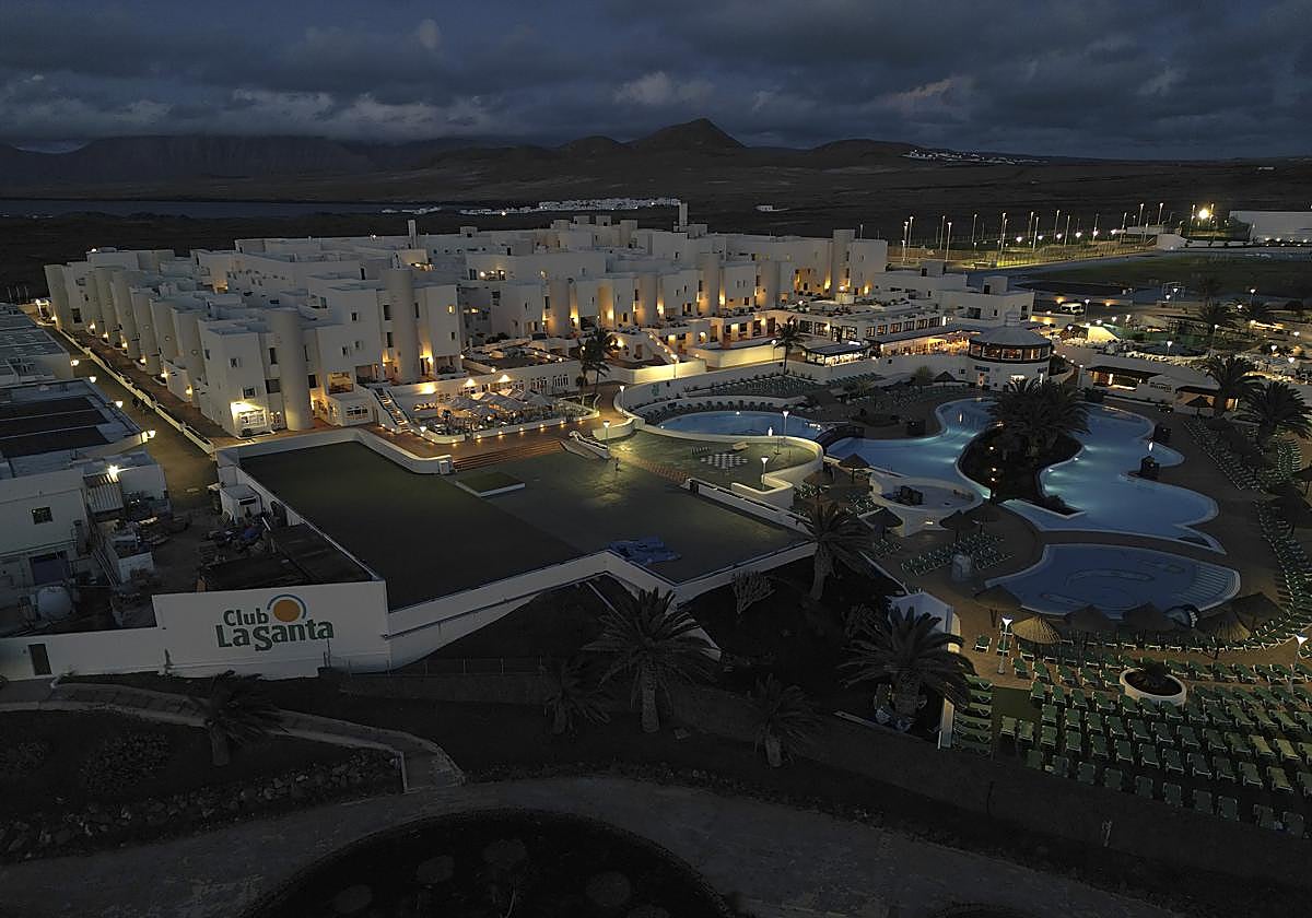 Vista nocturna de un tramo del litoral de La Santa.