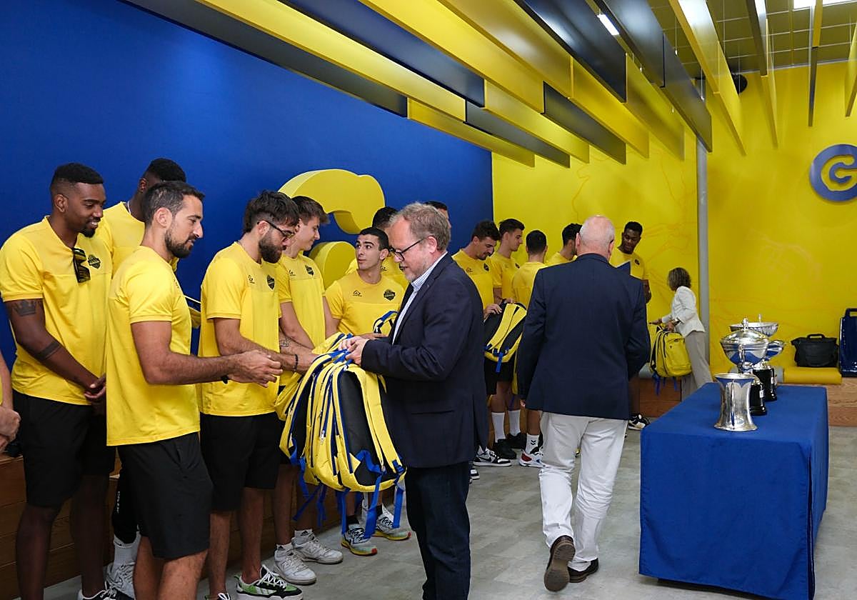 El Guaguas, de amarillo por su casa