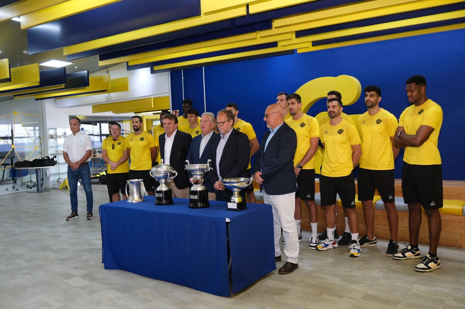 El Guaguas, de amarillo por su casa