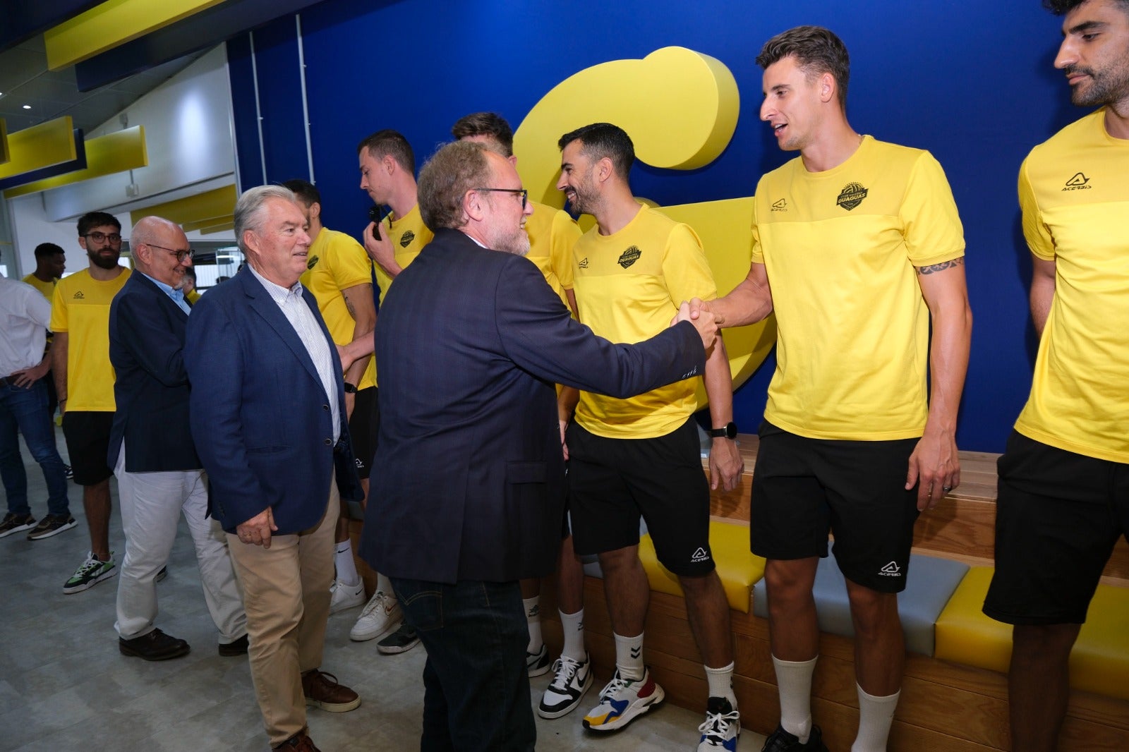 El Guaguas, de amarillo por su casa