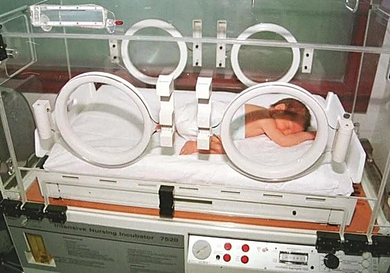 Bebé prematuro en una incubadora del hospital José Molina Orosa de Lanzarote.