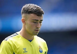 Gesto de concentración de Moleiro antes del último partido de la UD ante la Real Sociedad.