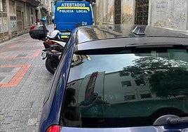 Vehículo inmovilizado en la zona Puerto por los agentes de la Policia Local.