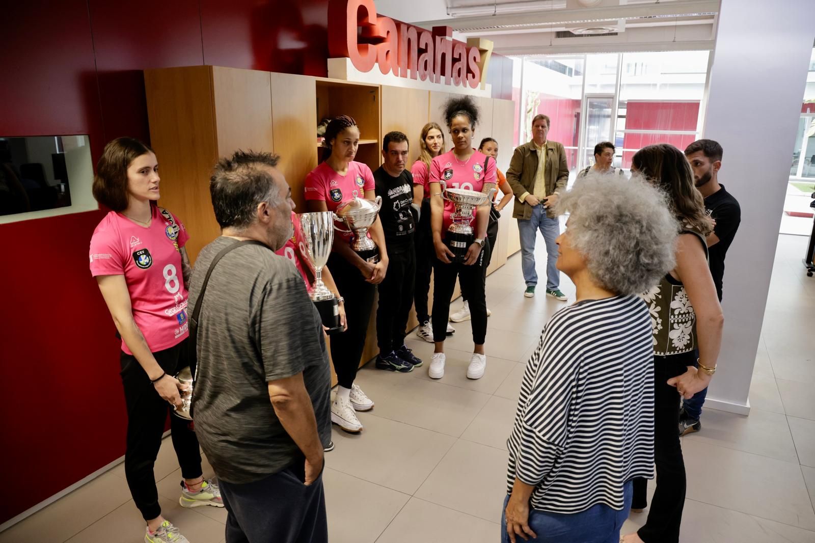 El Olímpico visita CANARIAS7 cargado de trofeos