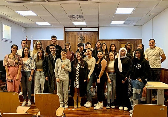 Imagen de los alumnos del IES Jandía en su visita al Palacio de Justicia de Fuerteventura por el curso Educar en Justicia.