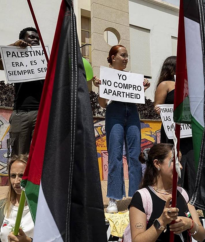 Imagen secundaria 2 - Los universitarios de la ULPGC salen a la calle para apoyar al pueblo palestino