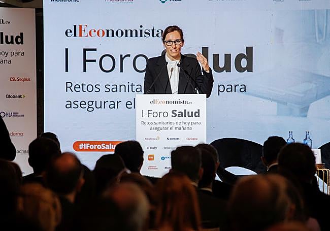 Mónica García, ministra de Sanidad, durante un foto.