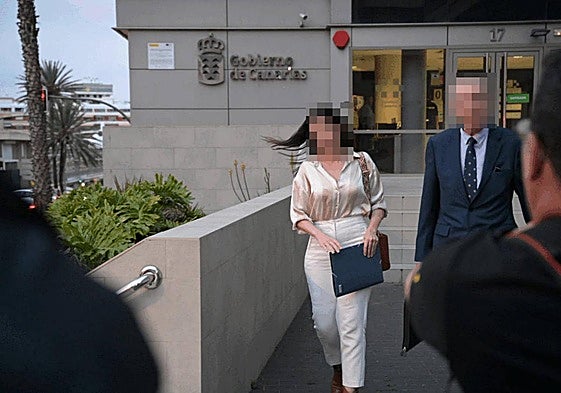 Equipo de la Policía Judicial en su salida a la sede del Servicio Canario de la Salud.