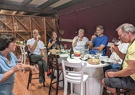 Visitantes en una bodega asociada a la Ruta del Vino de Gran Canaria.