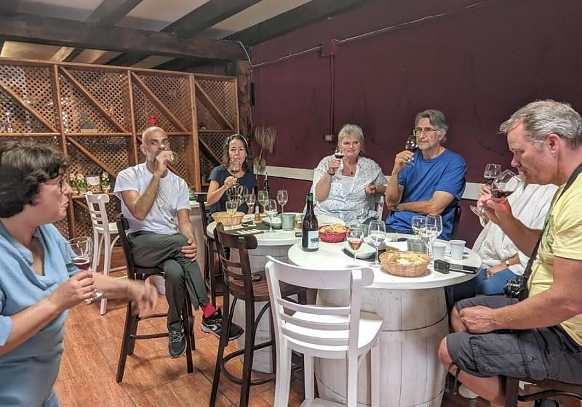 Visitantes en una bodega asociada a la Ruta del Vino de Gran Canaria.