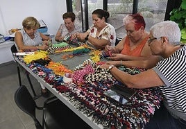 Vecinas liadas en la elaboración de una de las piezas decorativas.