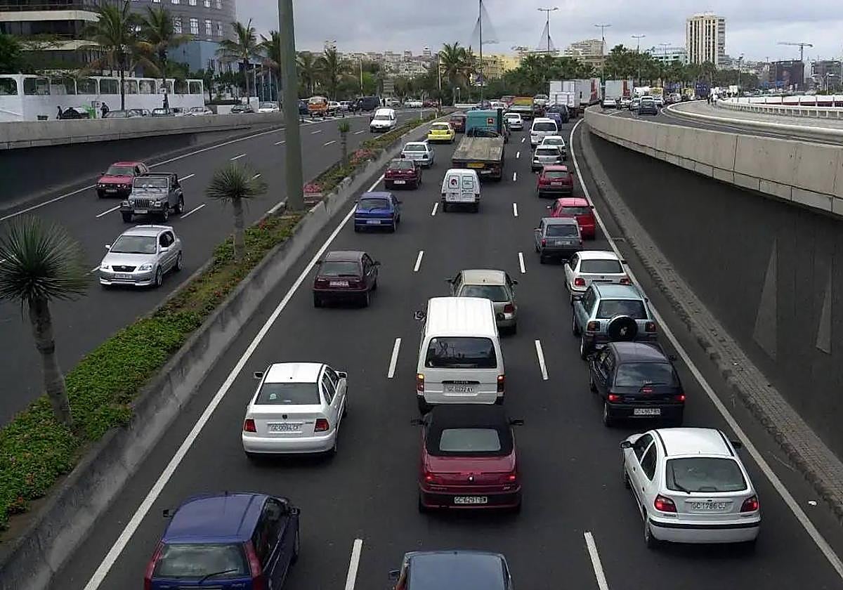 Vehículos cinculando en la GC-1.