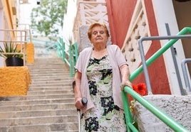 Inocencia Vega, en la puerta de su casa, en La Matula, se aferra al barandal.