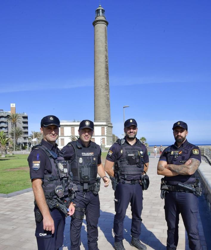 Imagen secundaria 2 - En la imagen superior, Alfredo y Domingo, en el paseo de Meloneras. Debajo, zona rocosa en la que hallaron a la joven y, a la derecha, Alfredo y Domingo, en uno y otro extremo, junto a otros dos compañeros de la Comisaría de la Policía Nacional en Maspalomas, José María y Rayco, en el centro. 
