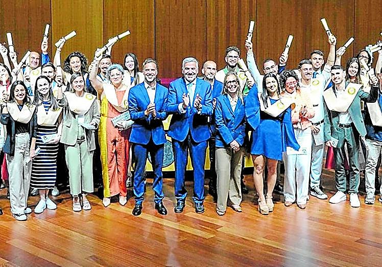 Imagen de los alumnos distinguidos en los Premios de Orden Promocional.
