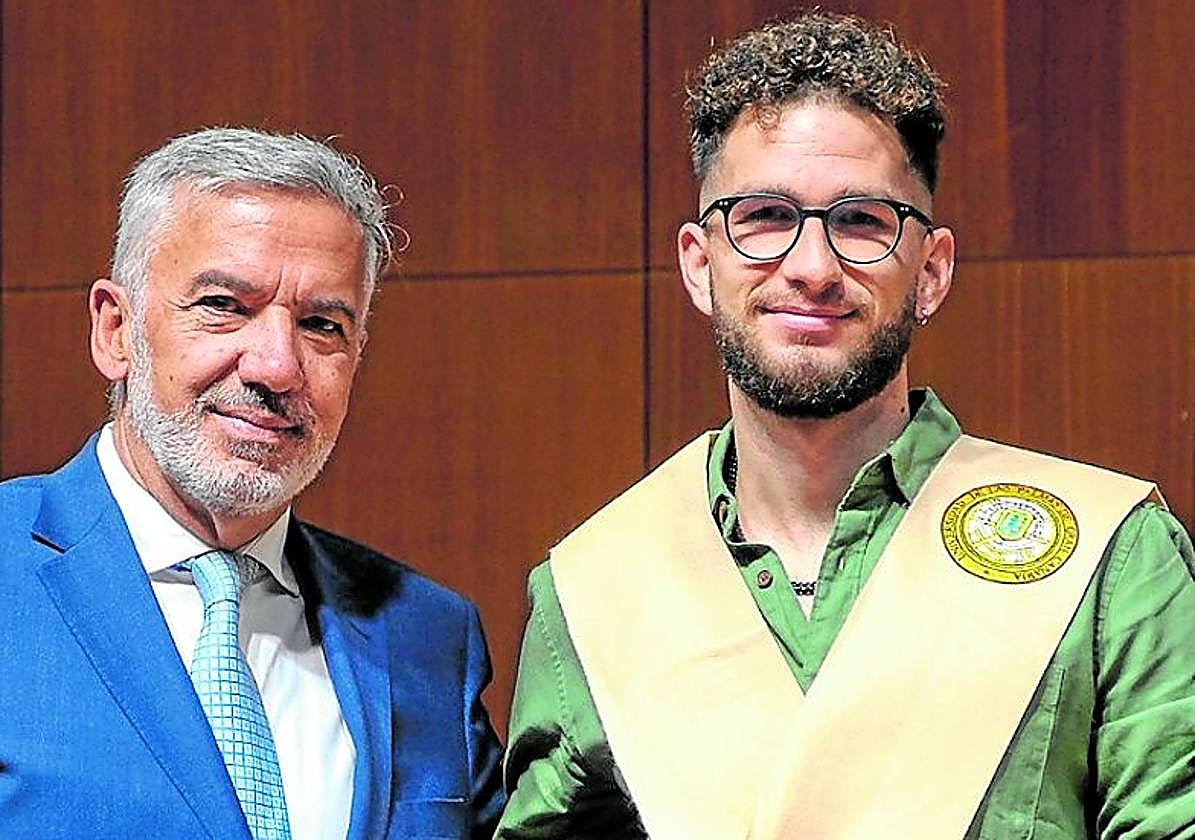 Carlos Avigdor Suárez, recibiendo la distinción de manos del rector de la ULPGC, Lluís Serra.
