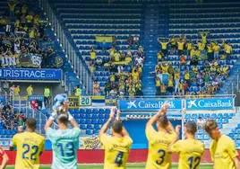 El equipo amarillo saluda a su afición en el partido de ida contra el Alavés.