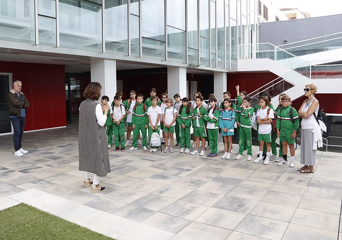 Imagen principal - Arriba, imagen del recorrido durante la visita de este martes. Debajo, los alumnos del centro que visitaron las instalaciones el lunes.