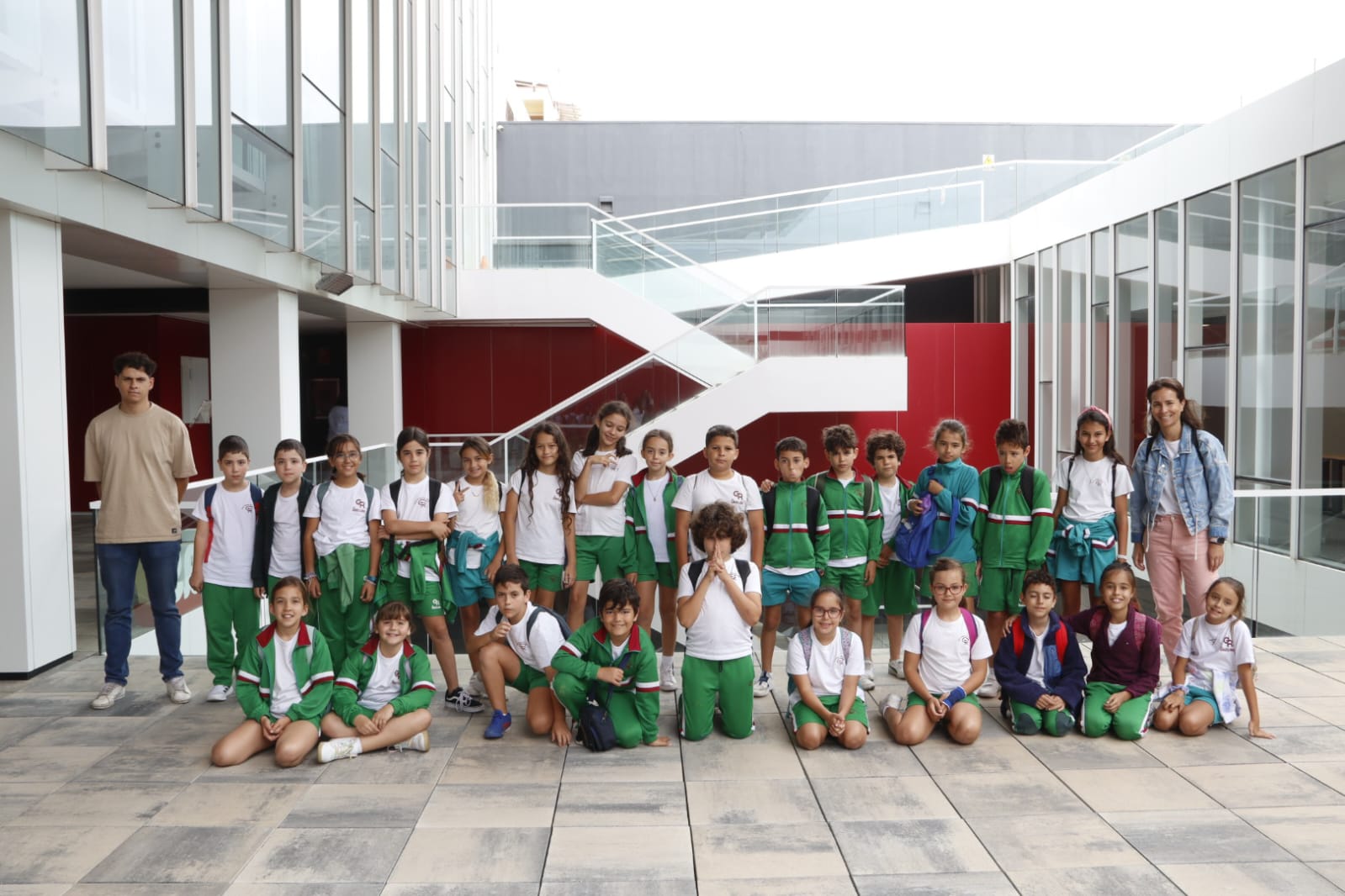 Imagen secundaria 1 - Arriba, imagen del recorrido durante la visita de este martes. Debajo, los alumnos del centro que visitaron las instalaciones el lunes.