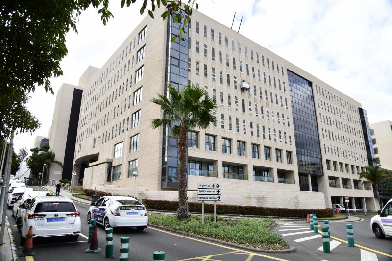 Imagen del hospital Doctor Negrín, centro donde se encuentra el joven ingresado.
