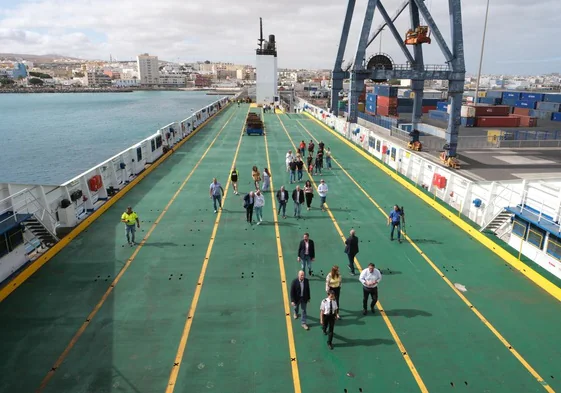 Autoridades y responsables de Fred. Olsen, en la visita al nuevo buque de carga que unirá las islas de Gran Canaria, Lanzarote y Fuerteventura.
